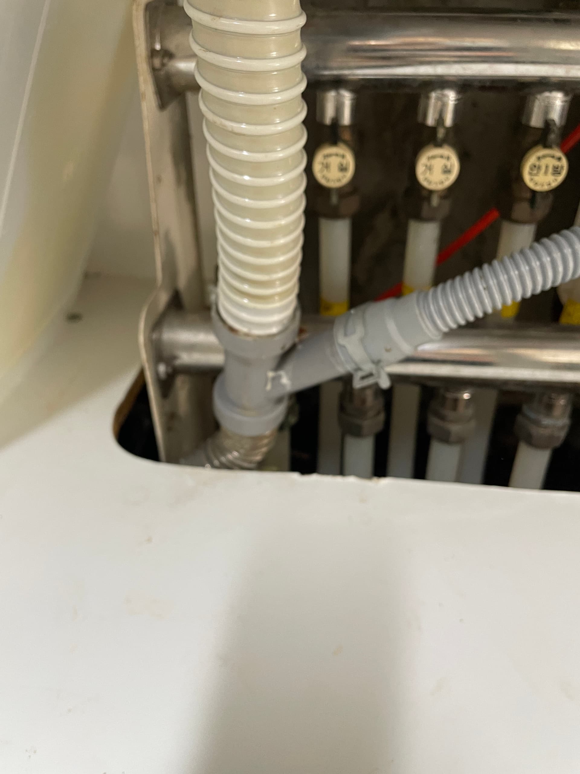 이사 첫날 악몽? 상가 밀집 지역 하수구 연쇄 막힘, 해결의 실마리를 찾아서!